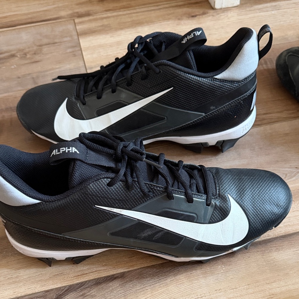 Nike FQ3875-001 Alpha Menace 4
Shark - Men's 14 Wide Football Cleats
